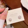 Pendientes de Botón Redondos de Plata con Flor de Perla Microincrustada, Pendientes Pequeños Exquisitos de Alta Gama, Nuevos Pendientes de Verano 2026