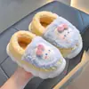 Pantuflas de algodón de invierno para niños y niñas, antideslizantes, cálidas, para uso en casa, forradas de felpa, suela gruesa, a juego para padres e hijos, zapatos cerrados de algodón para niños
