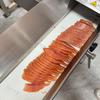 Máquina cortadora de carne fresca microcongelada con transportador automático de acero inoxidable multifunción para carne de cerdo y carne de res de cinco flores