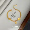 Nuevo Estilo Chino Diseño Versátil Sentido Flor de Loto Dios de la Riqueza Hebilla Ping An Pulsera Femenina Guofeng Shajin Estilo Antiguo Oro Pequeño Joyería del Dios de la Riqueza