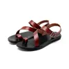 Chinelos Flip-Flop Tendência Verão 2026 Sandálias Romanas Masculinas de Couro PU Calçados de Praia Moda Outdoor Europeu Americano Britânico