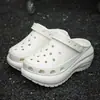 Sapatos de Buraco Versáteis com Plataforma e Salto Alto 2026 Novas Sandálias de Praia Antiderrapantes com Biqueira Fechada Chinelos de Verão Masculinos para Uso Externo