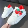 Tênis infantil feminino, novo modelo primavera e outono 2025, cabedal em couro, sola grossa, sapatos brancos com decoração de morango e velcro, tênis casual esportivo infantil