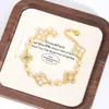 Retenção de Cor Forte Ouro Brilhante 24K Diamante Flor da Sorte de Quatro Folhas Pulseira Luxo Acessível Nicho Rosa Vibrante Flor de Madrepérola Pulseira