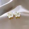 Brincos de Tarraxa Flor de Pérola com Gotejamento de Óleo Elegantes e Estilosos, Modernos de Luxo Leve, Brincos Simples e Versáteis, Acessórios de Orelha Doces Únicos de Alta Qualidade