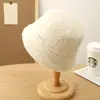Chapéu de Pescador com Logo de Letra Feminino Outono e Inverno Chapéu de Balde Tricotado para Cobrir o Rosto sem Maquiagem e Chapéu Pequeno Quente tipo Bacia Novo Estilo 2024