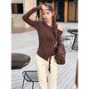 Camiseta Branca Vintage Assimétrica Irregular no Ombro com Bordas Franzidas, Novo Estilo para o Início do Outono, Elegante Manga Curta Slim Fit Off-Shoulder Manga Longa