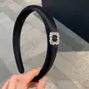 Faixa de cabeça super brilhante com diamantes quadrados no mesmo estilo de Zhao Lusi para mulheres, aro alto para a cabeça, acessório de cabelo elegante, novo adorno de cabeça de alta qualidade 2026