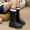 Sapatos de água moda estilo coreano transfronteiriços cano médio boca de cordão galochas femininas quatro estações calçados externos de trabalho impermeáveis antiderrapantes galochas Martin