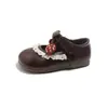 Sapatos de couro para meninas, novos sapatos de princesa para primavera e outono com detalhes de renda, morango e laço, sapatos de caminhada para bebês com sola macia