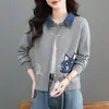 Nuevo 2026 Otoño/Invierno Camisa Cardigan de Dos Piezas Falsas Bordada con Cuello de Solapa Suéter Elegante de Punto Denim Abrigo Corto