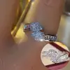 Anillo de Moda Personalizado de Nuevo Estilo Transfronterizo con Circonita, Diseño de Nicho de Venta Caliente con un Toque de Lujo, Anillo Versátil de Lujo Ligero de Moda