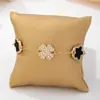 1 Pieza de Pulsera de Trébol de Cuatro Hojas de Lujo Ligero para Mujer, Joyería de Moda Versátil de Alto Nivel Incrustada con Diamantes de Color Dorado, Estilo Europeo y Americano