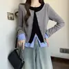 Foto real garota cheinha costura cor contrastante três camadas cardigã camisa manga justa justa camiseta base casaco falso duas peças