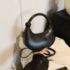 Bolsa de Mão Texturizada em Forma de Meia-Lua para Mulheres 2025 Verão Nova Moda Versátil Bolsa de Axila Simples Casual Estilo Ocidental Bolsa Transversal