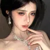 Set de Collar y Pendientes con Borla de Diamantes Completos Super Brillantes en Forma de Gota de Agua para Mujer, Cadena para Clavícula de Lujo Ligero Estilo Palacio, Accesorio para el Cuello