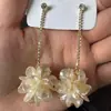 Brincos de gancho longo de acrílico com Flor e Diamantes embutidos, estilo nicho da moda francesa, brincos de pétalas elegantes de alta qualidade para mulheres
