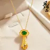 Colgante Ruyi Dorado Estilo Chino Tradicional Incrustado con Ágata Roja, Calcedonia Verde y Monedas de Cobre, Collar Ruyi Auspicioso, Colgante Vintage para Mujer