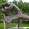 Escultura de figura abstracta de plástico reforzado con fibra de vidrio, escultura de figura de imitación de cobre, escultura temática deportiva para campus, decoración de puerta de gimnasio