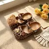 Zuecos de ballet para niñas con estampado de leopardo para padres e hijos 2026 sandalias antideslizantes de verano para playa al aire libre para bebés y niños
