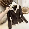 Cardigan de Tricô Falso Duas Peças Color Block com Gola Polo para Mulheres 2026 Outono Novo Estilo Coreano Suéter Top Emagrecedor