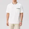 Ropa de Hombre Xintang 2026 Verano Nueva Camisa de Manga Corta Estilo Americano Camiseta de Punto a Cuadros con Cinta Bloque de Color para Hombre