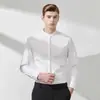 Camisa retro estilo americano con cuello mao para hombre, de corte slim, manga larga, un sutil diseño de botones y tejido ligero y transpirable, lo que la hace adecuada para un estilo business casual y versátil.