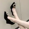 Zapatos de plataforma de talla única 35-43 zapatos de mujer talla grande 41 estilo popular flor de perla hebilla redonda boca poco profunda zapatos de tacón alto trabajo moda mujer