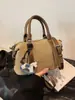 Bolso Boston de Alta Gama para Viajes Cotidianos, Bolso de Hombro Cruzado de Moda para Mujer, Nuevo Bolso de Mano Retro de Nicho Otoño e Invierno 2025