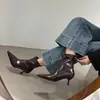 Botas Curtas Retro Estilo Britânico Bico Fino Novo Estilo Outono e Inverno 2025 Botas Curtas Botas Finas Botas de Salto Alto Stiletto