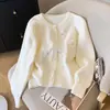 Jaqueta Suéter Elegante Redutora de Idade, Novo Estilo Primavera e Outono, Cardigan Tricotado Doce com Apliques de Flor de Pérola de Manga Longa para Mulheres, Gola Redonda