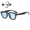 Gafas de Sol Cuadradas Retro Europeas y Americanas con Remaches, Diseño de Bisagra Versátil, Estilo Nuevo, Sensación de Alta Gama, Protección UV para Mujer