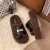 Pantuflas peludas de suela gruesa para mujer, nuevo estilo otoño/invierno 2026, diseño de una tira, con un toque de lujo, con hebilla metálica y forro de algodón afelpado