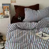 Nueva colección de invierno: Rayado azul y negro, cálido y engrosado, juego de ropa de cama de cuatro piezas con acabado de terciopelo de leche, que incluye una sábana plana, una funda de edredón y una sábana bajera.