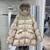 Jaqueta de Penas para Mulheres 2026 Outono e Inverno Estilo Coreano Corte Solto Tamanho Grande Penugem de Pato Branco Silhueta Solta Casaco de Comprimento Médio com Capuz