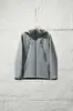 Jaqueta corta-vento masculina macia com capuz, funcional e à prova de três elementos para uso externo, quente e forrada com fleece, corte ajustado 13383