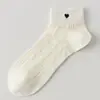 Meias brancas femininas para o verão, meias curtas de algodão finas com bordado de coração doce, malha respirável, meias curtas sem costura