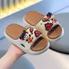 Nuevas pantuflas de verano de dibujos animados Nezha para interiores para niños y niñas, bebé 2025, zapatos versátiles suaves y antideslizantes para el hogar