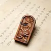 Amuleto Colgante Wang Lingguan de Madera de Azufaifo Golpeada por Rayo Natural con Tallado en Relieve por Ambos Lados, Token Ritual Taoísta con Cuerda, Enviado
