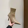 Primeiro Encontro: Botas de tornozelo stiletto pontudas, chiques e sofisticadas, de corte justo, design de cano curto, coleção outono/inverno 2026, com zíper traseiro, elegantes e adequadas para o trabalho