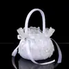 Cesta de flores para niña de boda estilo occidental, satén con encaje bordado con pedrería, cesta de pétalos de mano, cesta de flores para novia