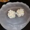 Brincos de flor de resina com zircônia, frescos e atmosféricos, luxo leve, alta qualidade, brincos de tarraxa de nicho, estilo de férias, brincos doces