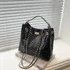 Bolsa tote de gran capacidad, bolsa cruzada, bolso de hombro, diseño casual de patchwork con detalles bordados, nueva bolsa de moda retro estilo cadena para debajo del brazo 2026, al por mayor