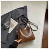 Bolso de mano pequeño exquisito transfronterizo para mujer 2026 nuevo bolso de hombro con patrón tejido para el trabajo y los desplazamientos bolso cruzado tipo cubo