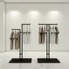 Tienda de Ropa Dorada de Lujo Ligero Perchero de Piso Tienda de Ropa para Mujer Estante de Exhibición de Hierro Forjado Estante de Exhibición de Ropa de Celebridad de Internet Venta al por Mayor