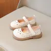 Sapatos de Couro para Menina Coração Pequeno Sapatos Retrô Primavera/Outono 2025 Sapatos de Princesa para Bebê Sapatos Individuais Infantis Modernos Elegantes