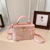 2026 Verão Nova Bolsa de Mão Tecida Estilo Retrô Americano Bolsa Caixa Versátil para o Dia a Dia Bolsa Transversal Atacado Bolsas Femininas