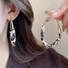 Aretes de Cuero con Estampado de Leopardo Retro Europeo y Americano para Mujer, Temperamento de Alta Gama, Exagerados, con Personalidad, Otoño e Invierno, Combinables con Todo, Aretes de Celebridad de Internet