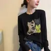 Camiseta de Manga Longa com Estampa de Gatinhos para Mulheres, Nova Moda Primavera 2026, Camisa Básica Estilosa, Estilo Fino Tendência, Gola Redonda, Caimento Solto