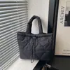 Bolsa Tote de Algodão de Grande Capacidade para o Dia a Dia 2025 Nova Simples Acolchoada Bolsa de Axila Versátil Bolsa de Ombro para o Dia a Dia